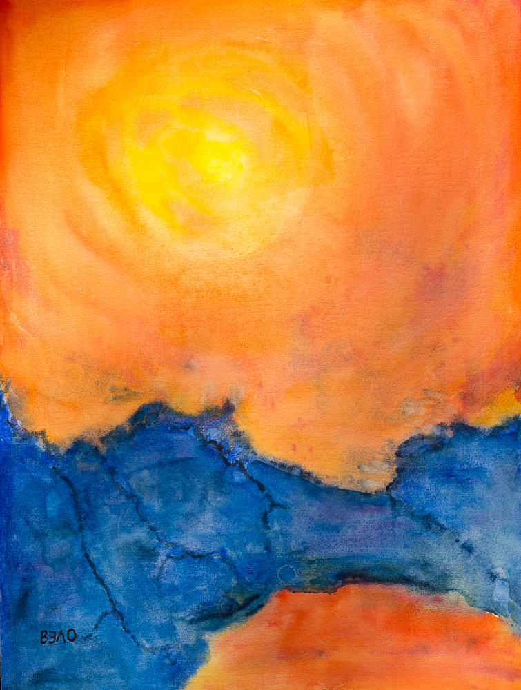 Sonnenuntergang am See zwischen den blauen Bergen